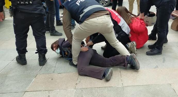 Uyuşturucuyla mücadele eylemi yapanlara polis saldırısı