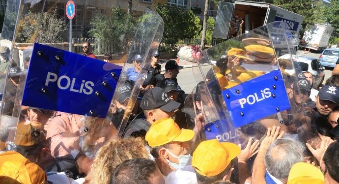 MEB’e yürümek isteyen Eğitim Sen’liler Genel Merkez’de ablukaya alındı