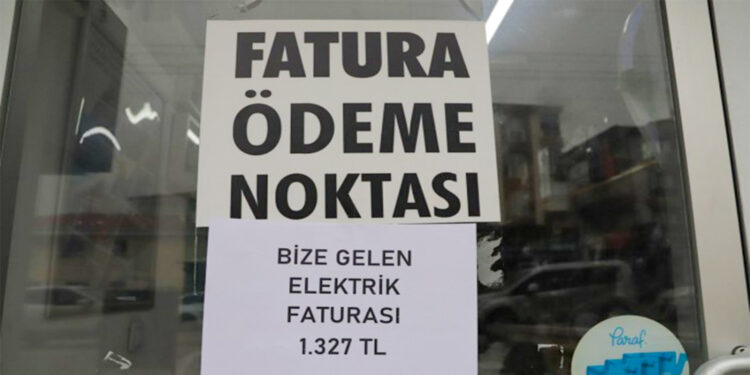 Esnaf kepenk kapatmamak için direniyor