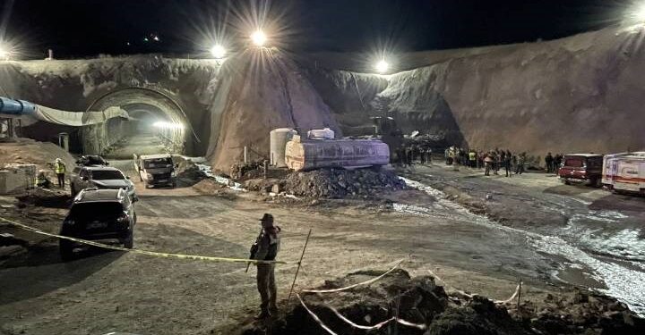 Van-Hakkari kara yolunda göçük: İşçiler mahsur kaldı