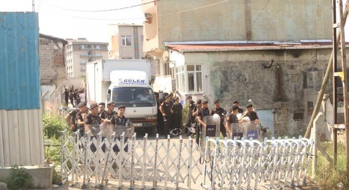 Hacıhüsrev’de polis evleri zorla boşaltıyor