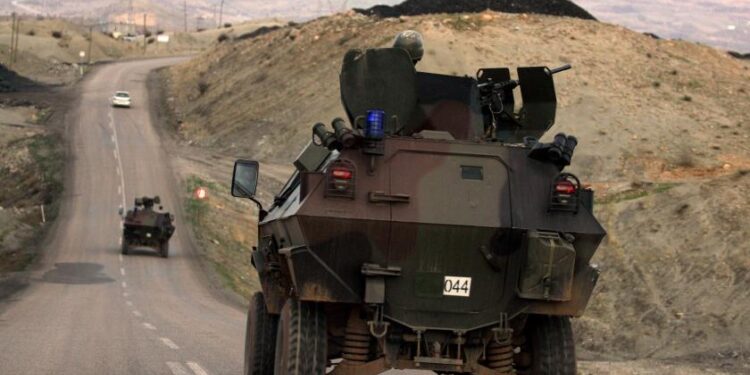 Yüksekova’da çatışmalar sonrasında köy baskını