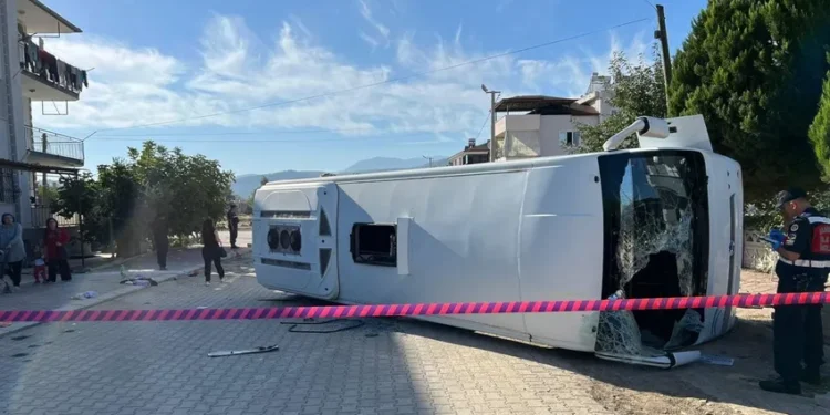 İşçi servisi kaza yaptı, 17 işçi yaralandı