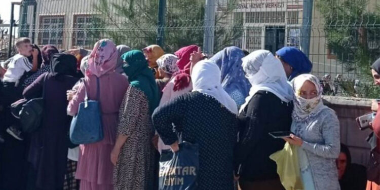 Bölgede yoksulluk: 500 liralık yardım için kuyruk