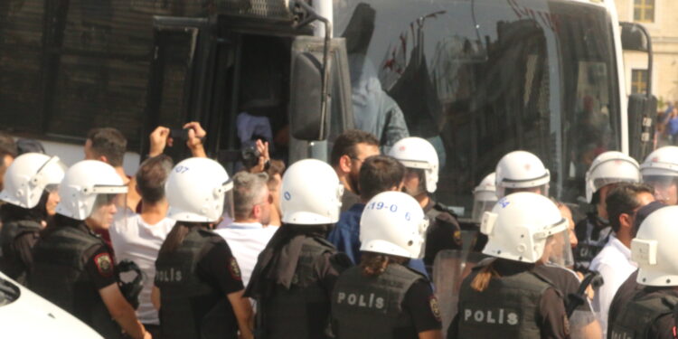 Tutuklu yakınlarına darp ve gözaltı