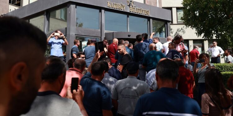 Kadıköy Belediyesi’ne grev kararı asıldı