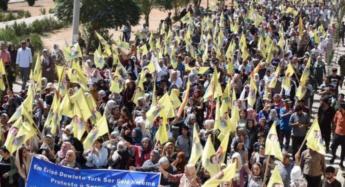 Kobanê’de binler Öcalan için yürüdü