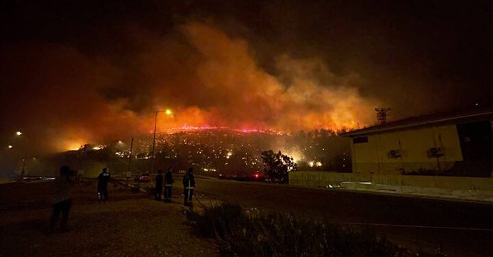 Mersin’de yangın yayılıyor: Evler tahliye edildi, kara yolu ulaşıma kapatıldı
