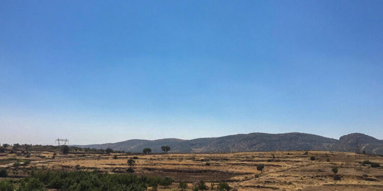 Çatışma bölgesine paletli kepçe gönderildi