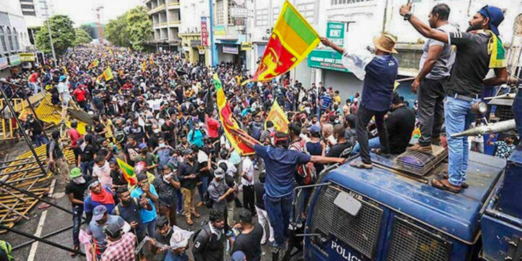 Endonezya’da halk zamma karşı sokakta