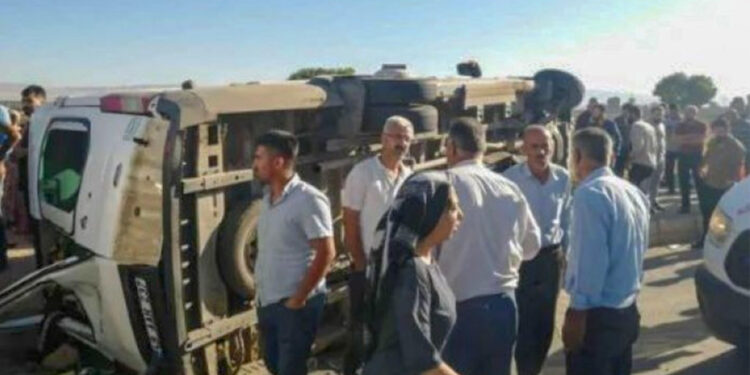 İşçileri taşıyan minibüs devrildi, 13 işçi yaralı