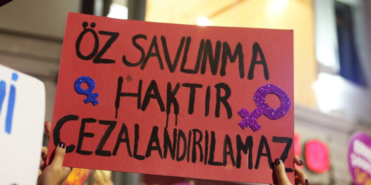 Özsavunma yapan kadın tahliye edildi