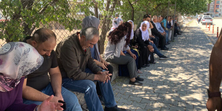 Tutuklu yakınları Van’da Adalet Nöbeti için buluştu