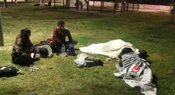 Üniversiteler açılıyor, öğrenciler parklarda kalıyor