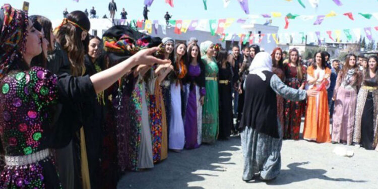 Renkli şala ilk önce hapis sonra para cezası