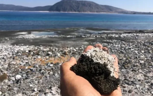 Salda gölü kararıyor, salyalaşıyor