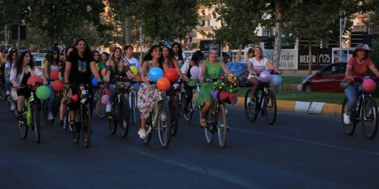 Süslü Kadınlar yaşanabilir kentler için pedal çevirdi