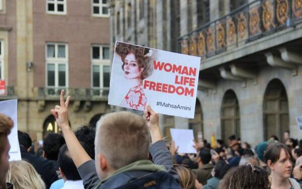 Dünya sokaklarında ‘jin, jiyan, azadî’ sloganı yankılandı