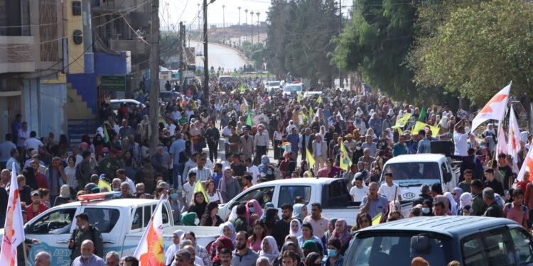 Qamişlo’da binler Rus üssüne yürüdü: Sessizliğiniz bizi öldürüyor