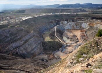 Kanadalı şirket Tüprağ İzmir Efemçukuru'nda genişleme çalışmaları yaparken bölgenin içme suyu havzası olması nedeniyle İzmir büyük bir tehdit altında