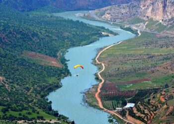 Kürdistan coğrafyası ormanları ve sularıyla binlerce yıllık geçmişi, bir avuç sermaye çıkarı uğruna yerle bir ediliyor.