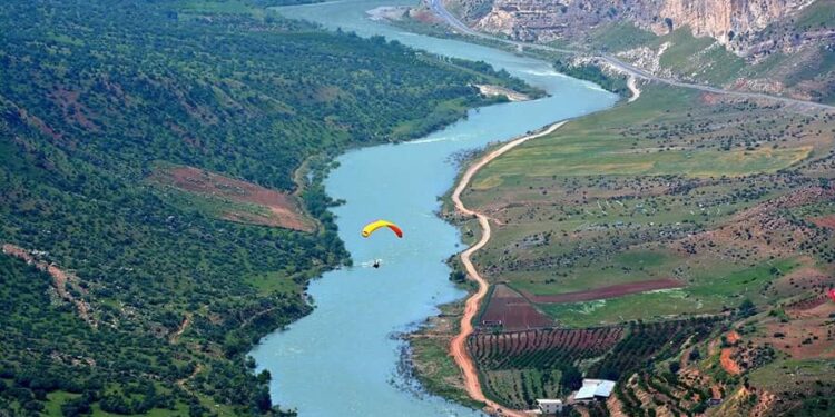 Kürdistan coğrafyası ormanları ve sularıyla binlerce yıllık geçmişi, bir avuç sermaye çıkarı uğruna yerle bir ediliyor.