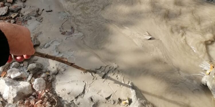 Validebağ deresi zehir akıyor