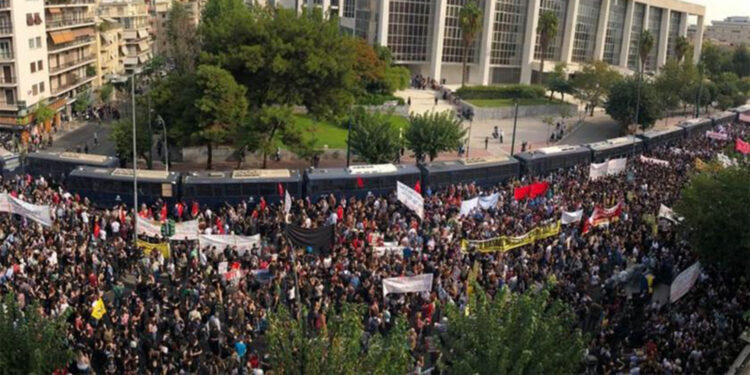 Yunanistan’da öğrenciler ve sendikalar zamlara karşı sokakta