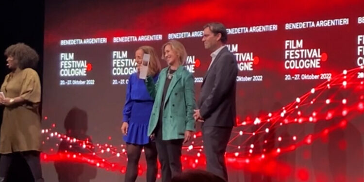 İtalyan yönetmen ödülünü Rojava halkına adadı