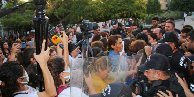 Akarsel eylemine müdahale eden polisler hakkında suç duyurusu