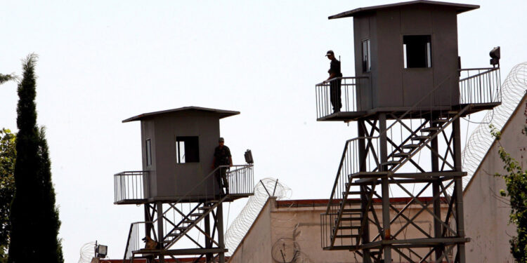 Robokoplarla koğuş basıp tutukluları darp ettiler