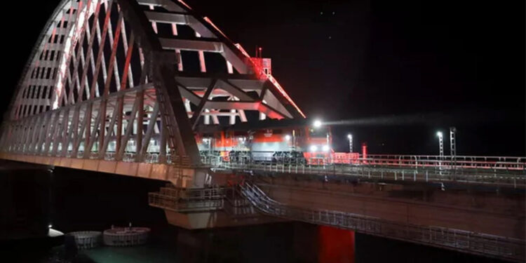 Rusya Kırım Köprüsü’nü yeniden trafiğe açtı