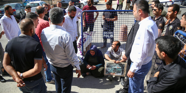 Şenyaşar ailesinin nöbet alanı bariyerlerle kapatıldı