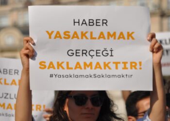 ‘Sansür yasasına karşı gazeteciler yalnız bırakılmamalı’