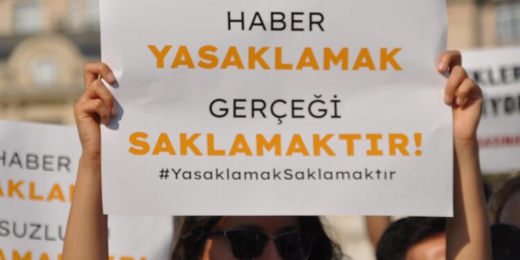 ‘Sansür yasasına karşı gazeteciler yalnız bırakılmamalı’