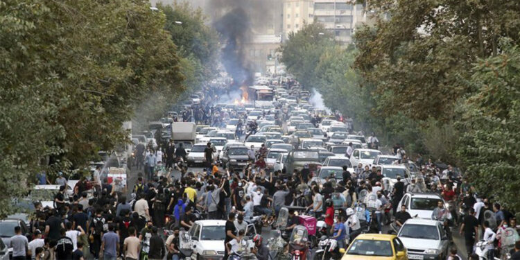 İran’da molla rejimine karşı isyan büyüyor