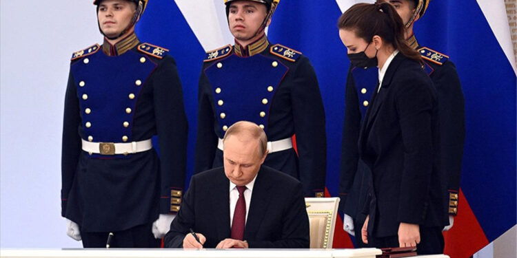 Putin, dört bölgeyi Rusya topraklarına katan kararnameyi imzaladı