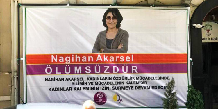 İstanbul’da HDP binasına Akarsel’in posteri asıldı