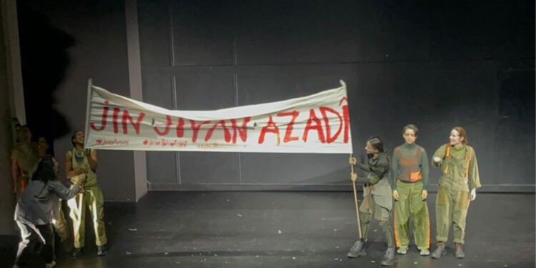 Almanya’da tiyatro sahnesinde ‘Jin, jiyan, azadî’ pankartı