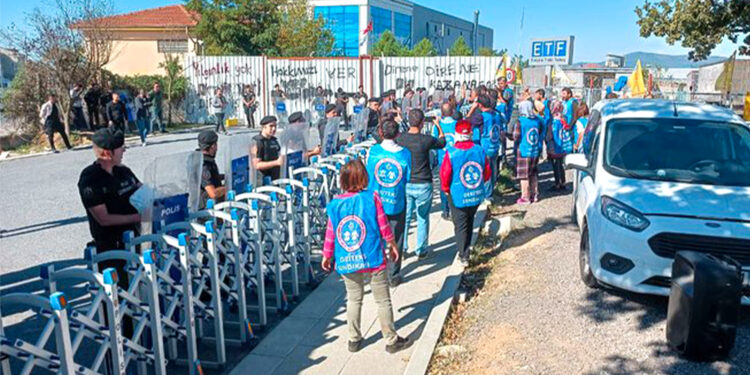 ETF Tekstil işçileri direnişlerini Çırağan’ın önüne taşıdı