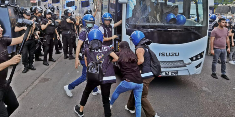 Diyarbakır İHD: İşkence yasağının açıkça ihlalidir