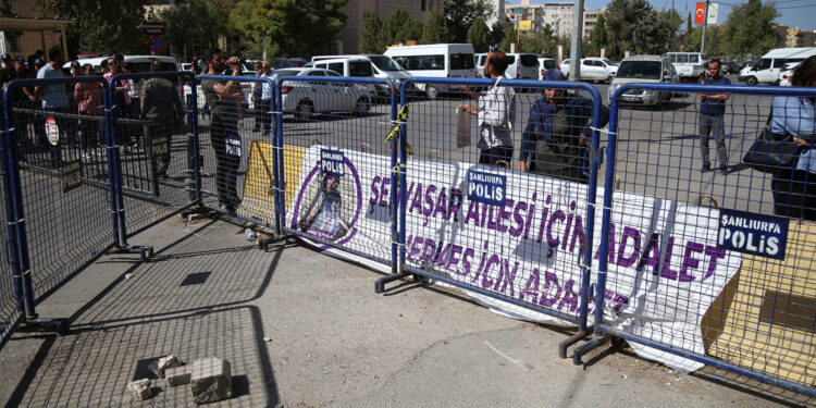Polis ‘Herkes için adalet’ pankartına el konuldu