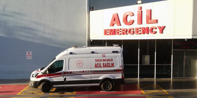 Adana’da işçi servisi devrildi: 15 yaralı