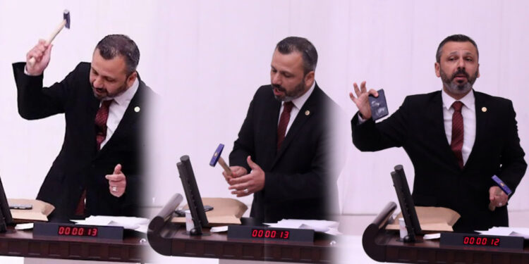 Sansür yasasına karşı meclis kürsüsünde çekiçle telefonunu kırdı