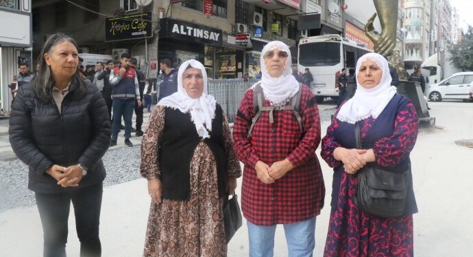 Adalet Nöbeti’ne polis engeli: Tutuklu yakınları ve MA muhabiri darp edildi