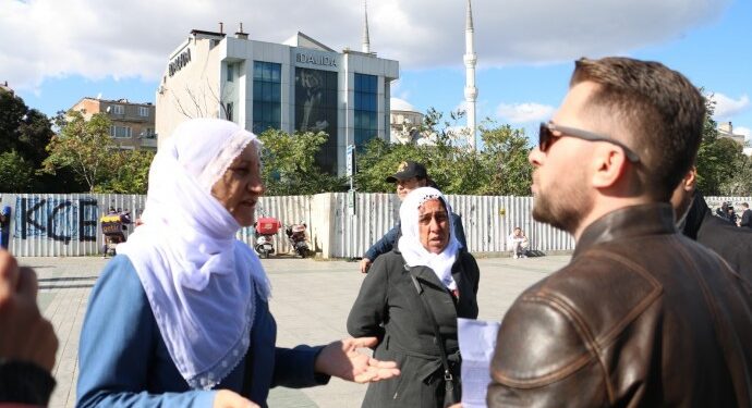 Tutuklu yakınları engellemelere rağmen 31 haftadır nöbette