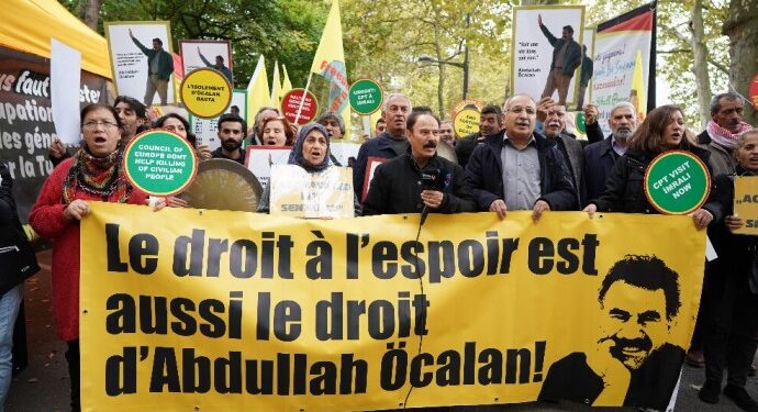 AK önündeki Abdullah Öcalan’a özgürlük eylemi sürüyor