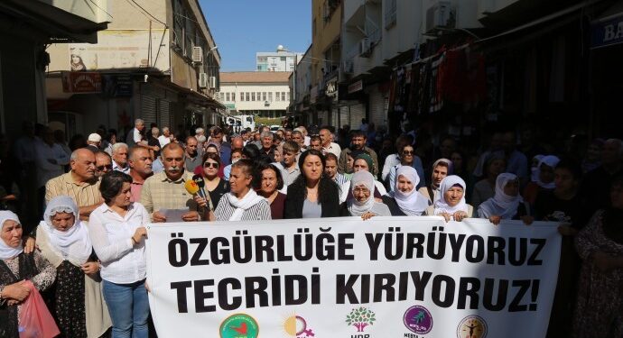 Saldırı ve abluka engelleyemedi: Birçok kent uluslararası komploya karşı sokağa çıktı