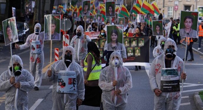 Fransa’dan Yunanistan’a Kürtler kimyasala karşı sokağa çıktı