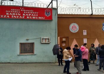 Koğuşlara baskın: Tutuklular hücrelere konuldu